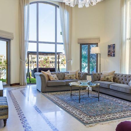 Chic 4Br Villa With Assistant Room And Private Pool On Palm Jumeirah By Deluxe Holiday Homes Дубай Экстерьер фото