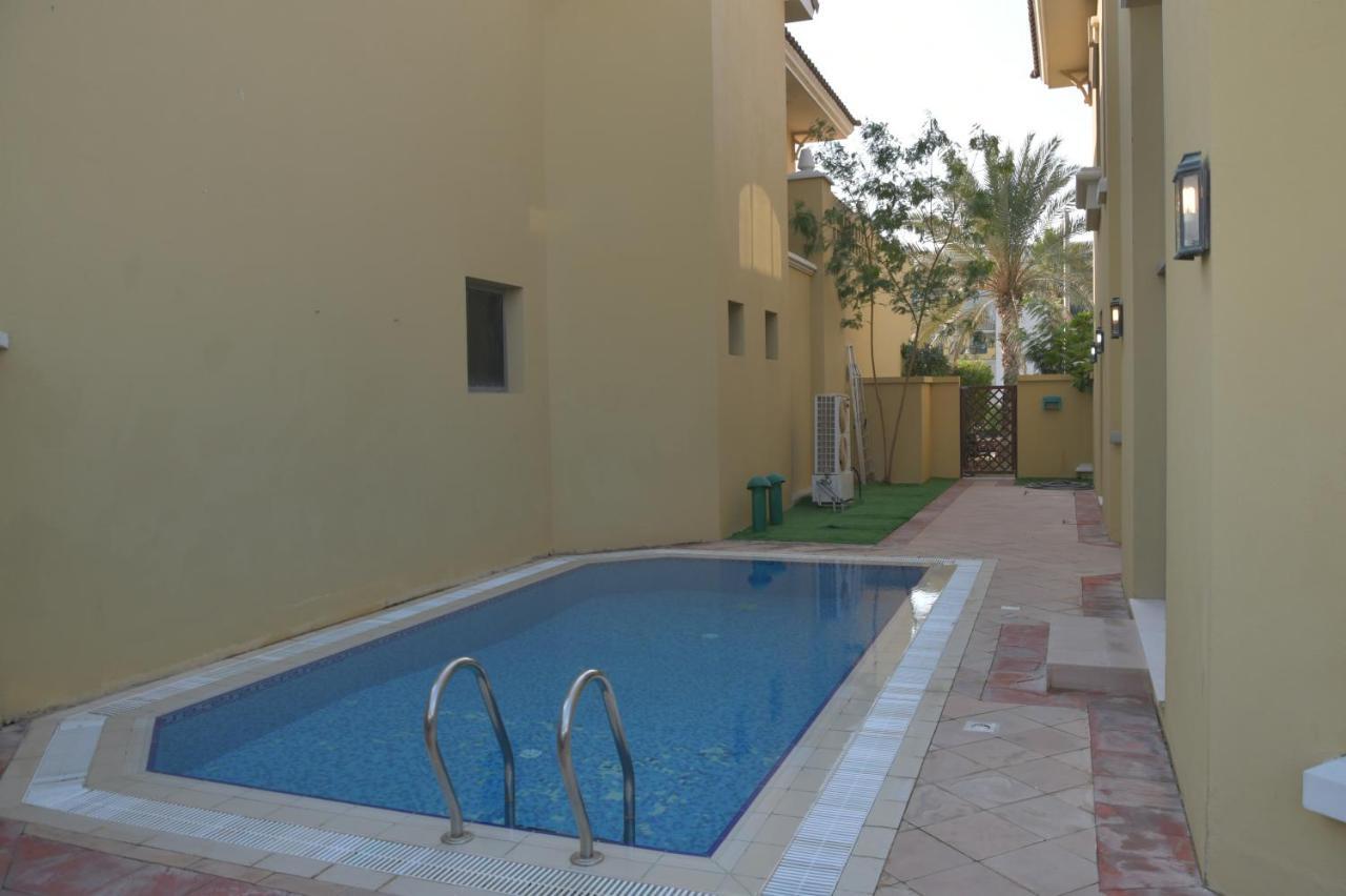 Chic 4Br Villa With Assistant Room And Private Pool On Palm Jumeirah By Deluxe Holiday Homes Дубай Экстерьер фото