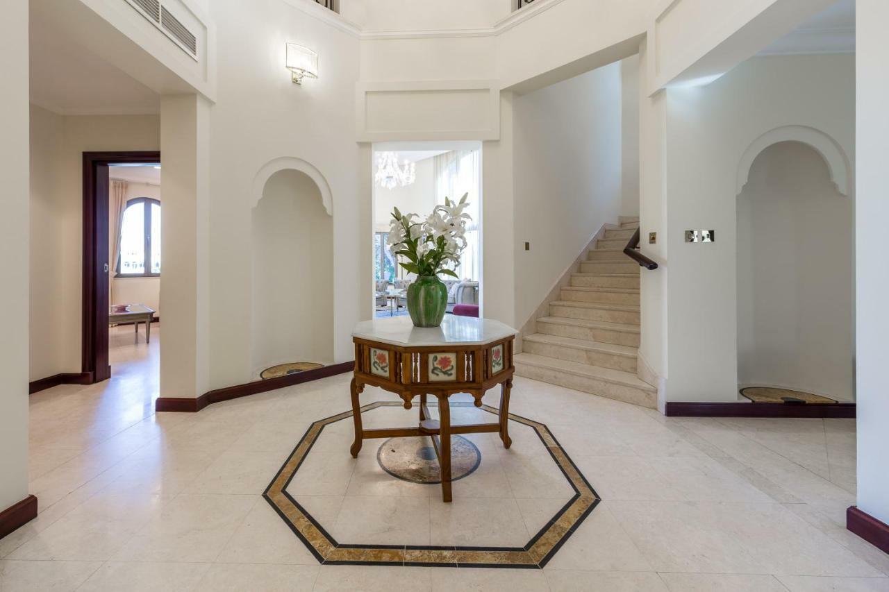 Chic 4Br Villa With Assistant Room And Private Pool On Palm Jumeirah By Deluxe Holiday Homes Дубай Экстерьер фото