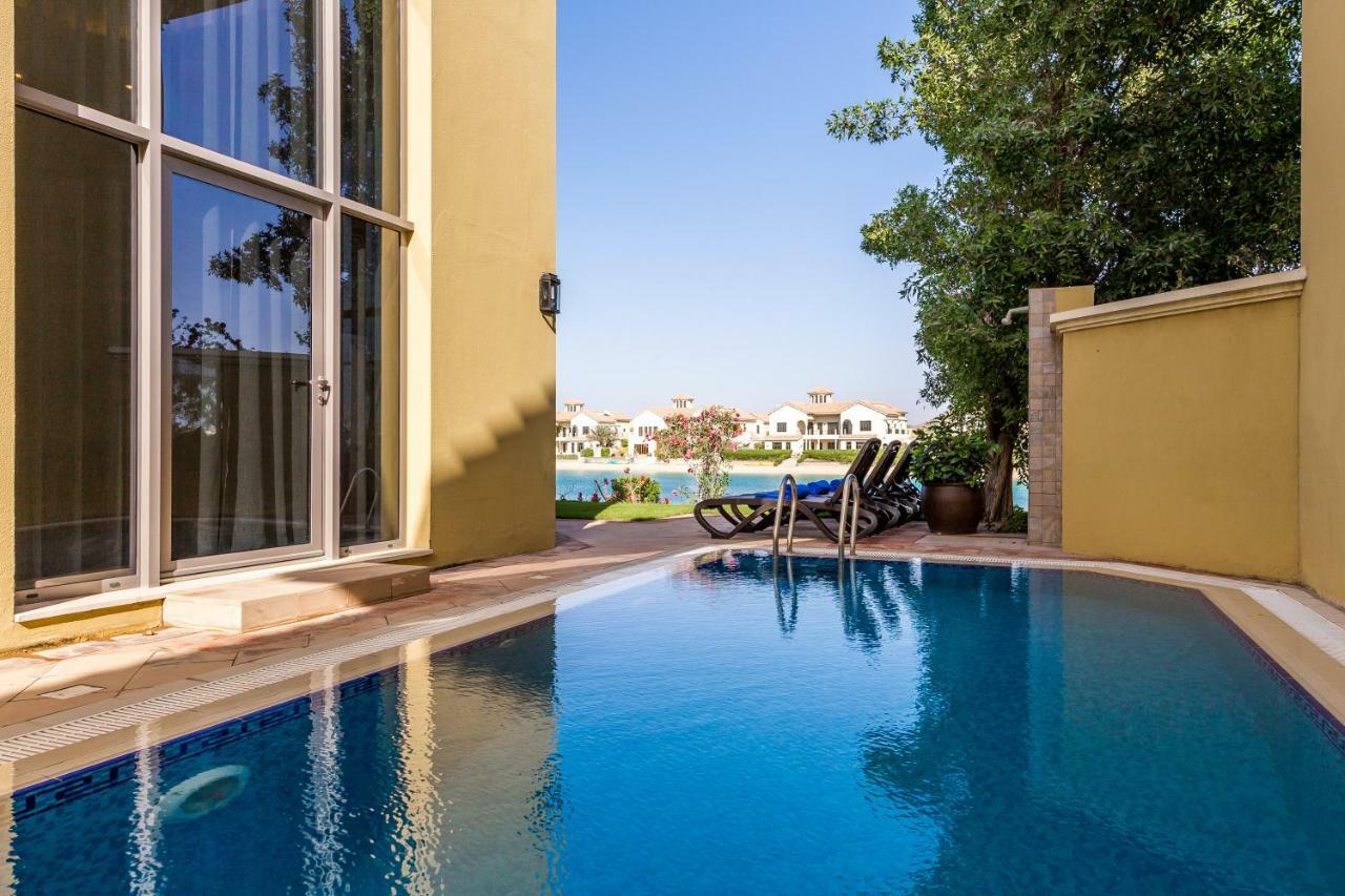 Chic 4Br Villa With Assistant Room And Private Pool On Palm Jumeirah By Deluxe Holiday Homes Дубай Экстерьер фото