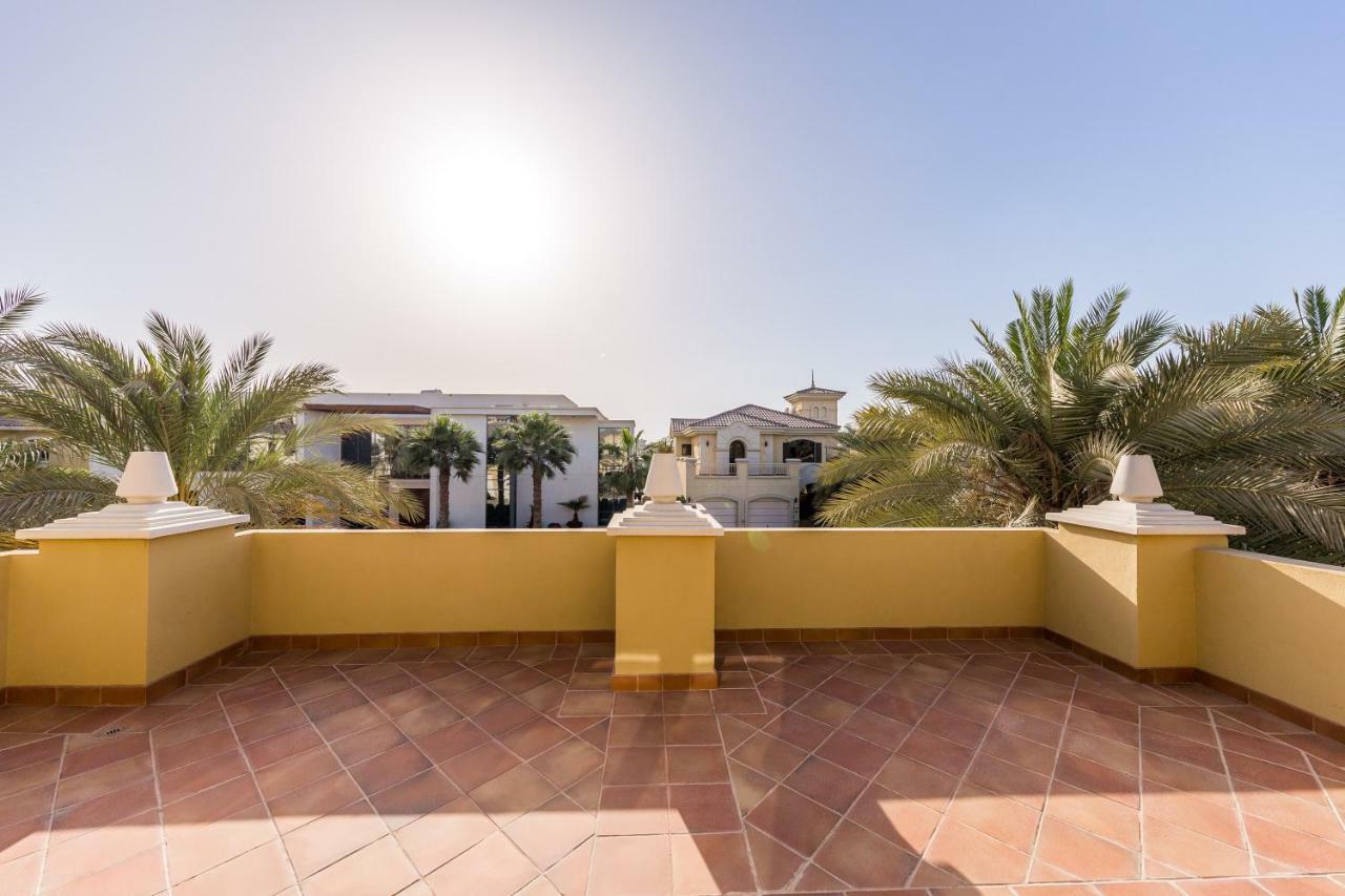 Chic 4Br Villa With Assistant Room And Private Pool On Palm Jumeirah By Deluxe Holiday Homes Дубай Экстерьер фото