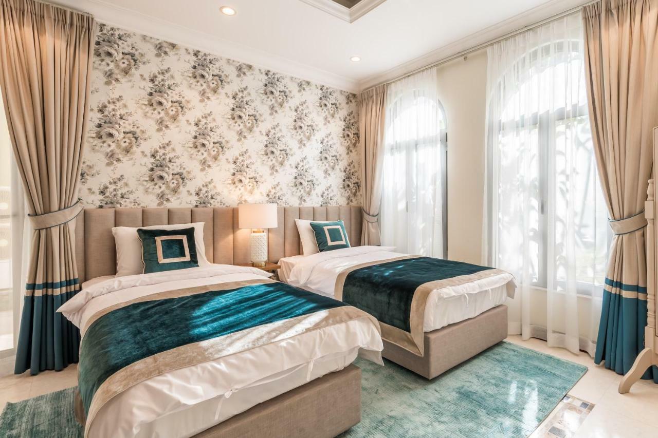 Chic 4Br Villa With Assistant Room And Private Pool On Palm Jumeirah By Deluxe Holiday Homes Дубай Экстерьер фото