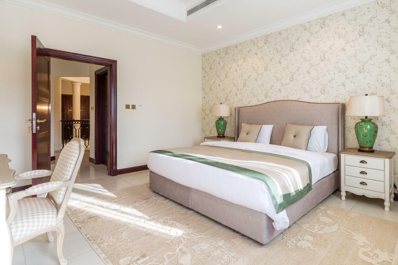 Chic 4Br Villa With Assistant Room And Private Pool On Palm Jumeirah By Deluxe Holiday Homes Дубай Экстерьер фото