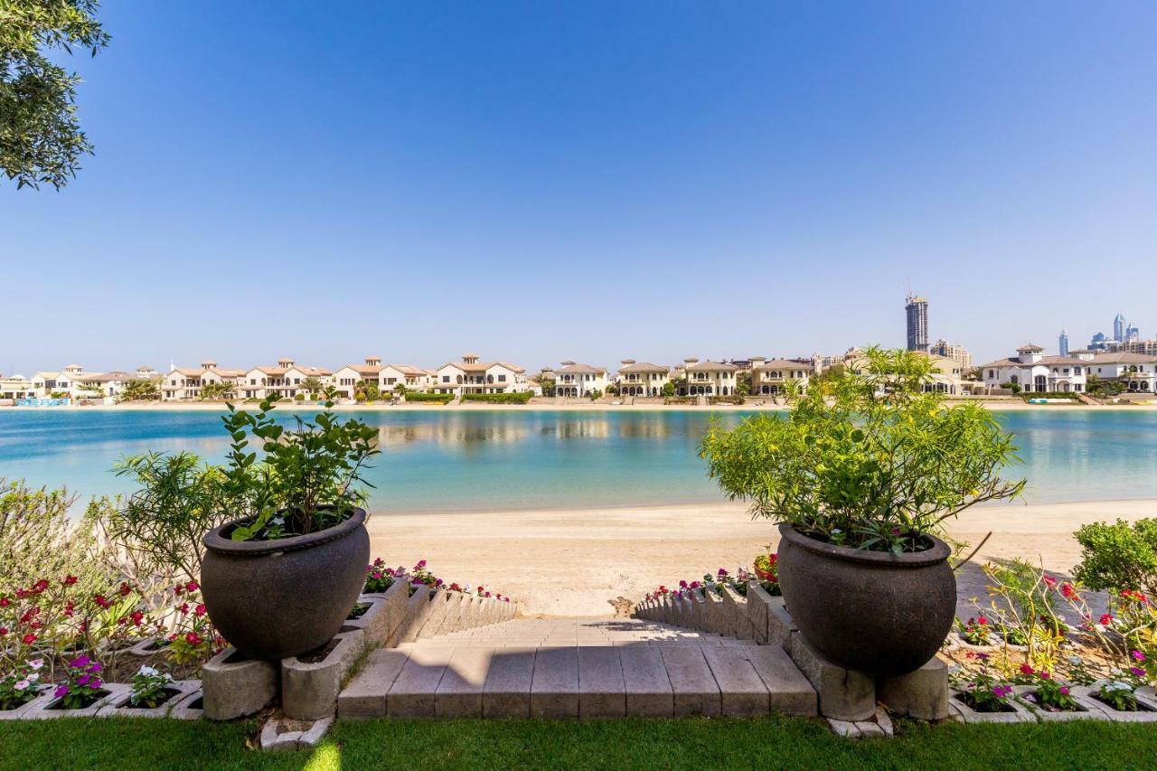 Chic 4Br Villa With Assistant Room And Private Pool On Palm Jumeirah By Deluxe Holiday Homes Дубай Экстерьер фото